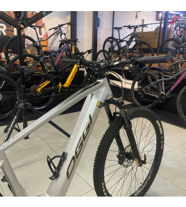 Bicicleta Elétrica Oggi 8.2 2025 - Tamanho M-17" - Semi Nova