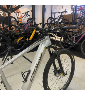 Bicicleta Elétrica Oggi 8.2 2025 - Tamanho M-17" - Semi Nova