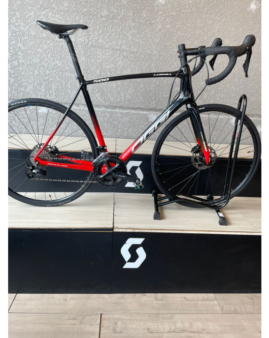 Oggi Cadenza 500 Carbon - Shimano 105 - Tamanho 58 (XL) Oggi Cadenza 500 Carbon - Shimano 105 - Tamanho 58 (XL)