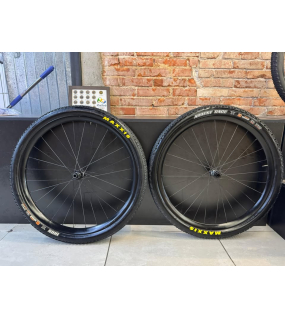 Par de Rodas em Carbono + Pneu Maxxis - Semi Nova