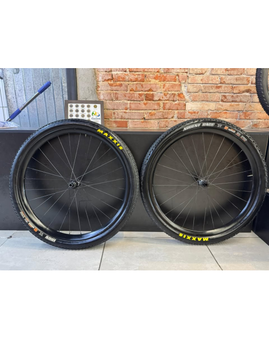 Par de Rodas em Carbono + Pneu Maxxis - Semi Nova